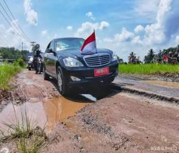 Presiden Jokowi melintas mobil offroad (foto/int)